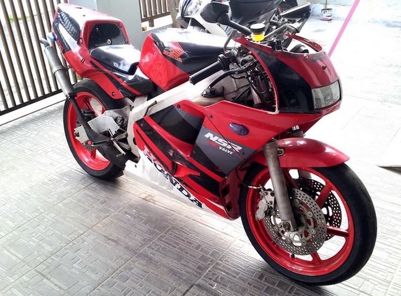 Chiếc sportbike 2 kỳ  Honda NSR250 “nát” 1992 của anh DeTorto thuộc phiên bản đặc biệt SE MC21 hình thức xấu với một bên quây gió trầy xước, nứt vỡ do tai nạn và mất kính chắn gió trước.