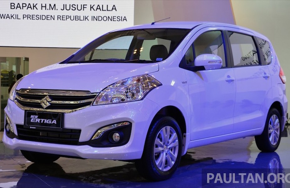 Suzuki đã cải tiến nhẹ thiết kế của dòng  MPV cỡ nhỏ Ertiga tại Indonesia. Bắt đầu từ ngoại thất, chiếc xe nay có cản trước mới cùng lưới tản nhiệt mạ chrome chạy ngang, nối liền 2 đèn pha sang trọng.