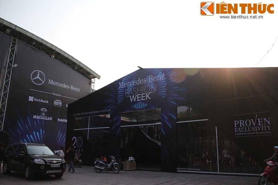 Tuần lễ thời trang  Mercedes-Benz Fashion Week 2015 sẽ diễn ra từ ngày 26–30/8/2015 tại Trung tâm Văn hóa Hữu nghị Việt-Xô, mở cửa tự do đón công chúng từ ngày 27/8.