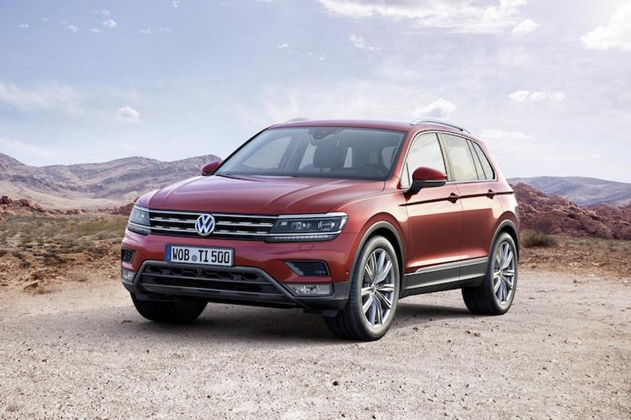 So với thế hệ cũ, chiếc  crossover Tiguan mới không chỉ sang trọng mà còn thể thao hơn, nhờ có những chi tiết thiết kế "lượm lặt" từ mẫu concept Cross Coupe GTE trước đây.