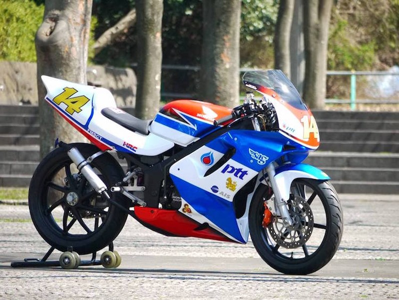 Tại Singapore, sportbike 2 kỳ  Honda NSR 150SP vẫn là chiếc xe phổ biến nhất dành cho những biker mới có bằng do mạnh tới 39 mã lực và luật của quốc gia này yêu cầu họ phải có ít nhất 1 năm kinh nghiêm mới có thể được điều khiển xe trên 150 cc.