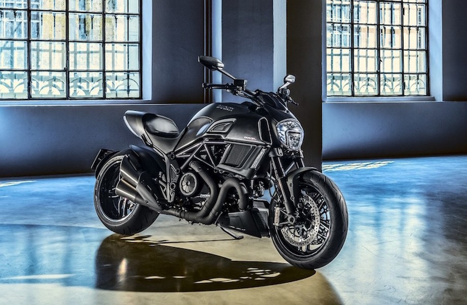  Ducati Diavel Carbon 2016 mới được công bố vẫn chỉ thuộc thế hệ hiện tại. Khách hàng muốn một chiếc Diavel hoàn toàn mới sẽ phải chờ tới sang năm, khi Ducati công bố thế hệ mới của dòng power cruiser này.