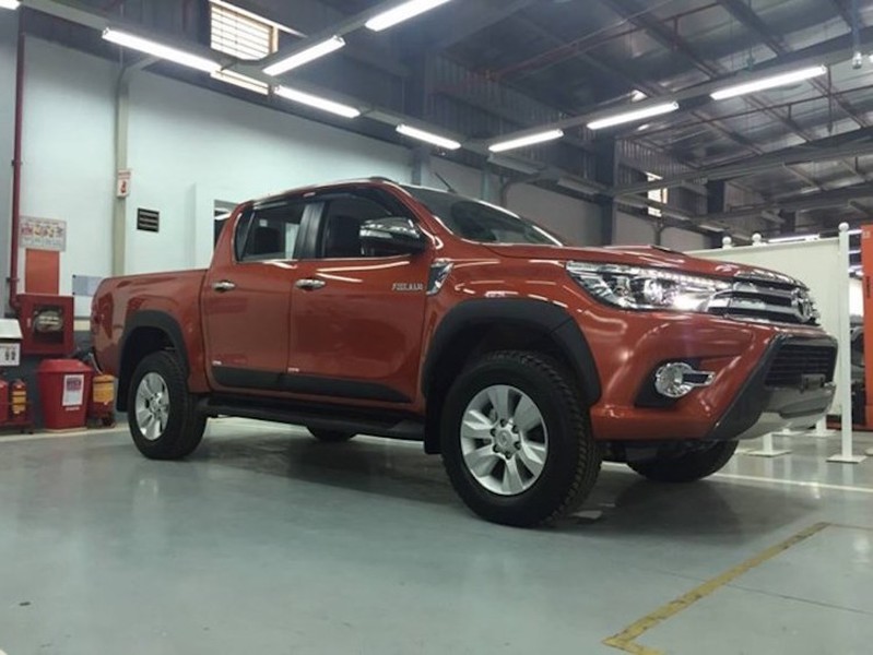 Chiếc bán tải  Toyota Hilux 2016 thế hệ mới nhất vừa được đưa về một xưởng dịch vụ chính hãng của Toyota tại Việt Nam, nhiều khả năng là phiên bản được nhập khẩu từ Thái Lan.