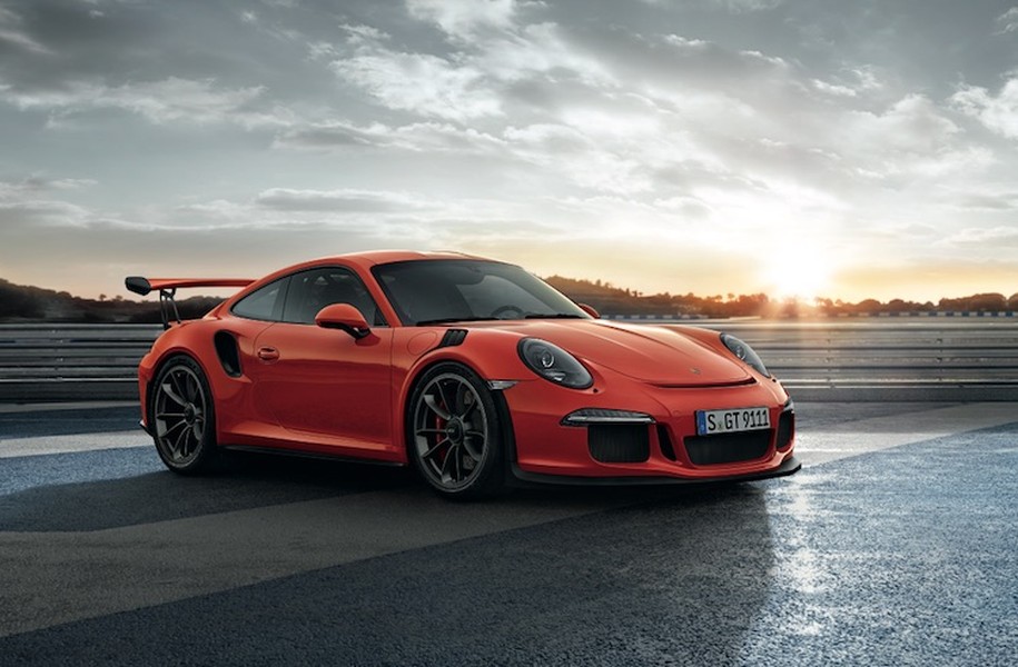  Porsche 911 GT3 RS là phiên bản hiệu năng cao của chiếc 911 GT3 trước đó - vốn cũng là một chiếc siêu xe với khả năng vận hành khiến nhiều người phải "kiêng nể".