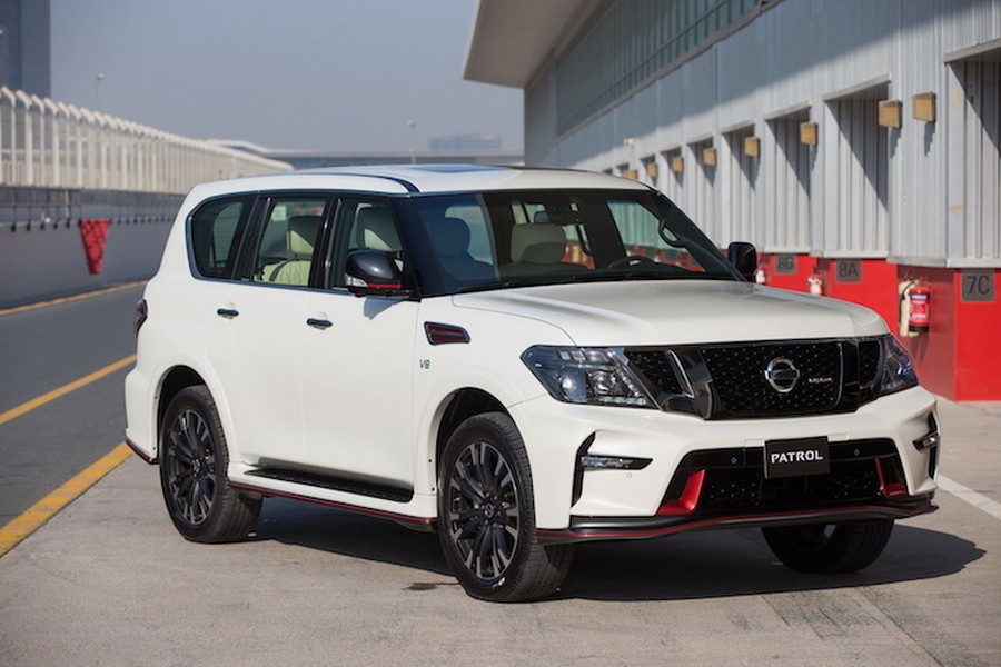  Nissan Patrol Nismo là dòng SUV truyền thống của hãng xe Nhật, cạnh tranh với Toyota Land Cruiser hay Mitsubishi Pajero. Tuy nhiên tới nay, chiếc xe chỉ còn xuất hiện ở một số thị trường như Nhật hay Trung Đông dưới tên gọi Patrol. Trong khi đó ở đa số các nước khác, nó chính là chiếc SUV hạng sang Infiniti QX56/QX80.