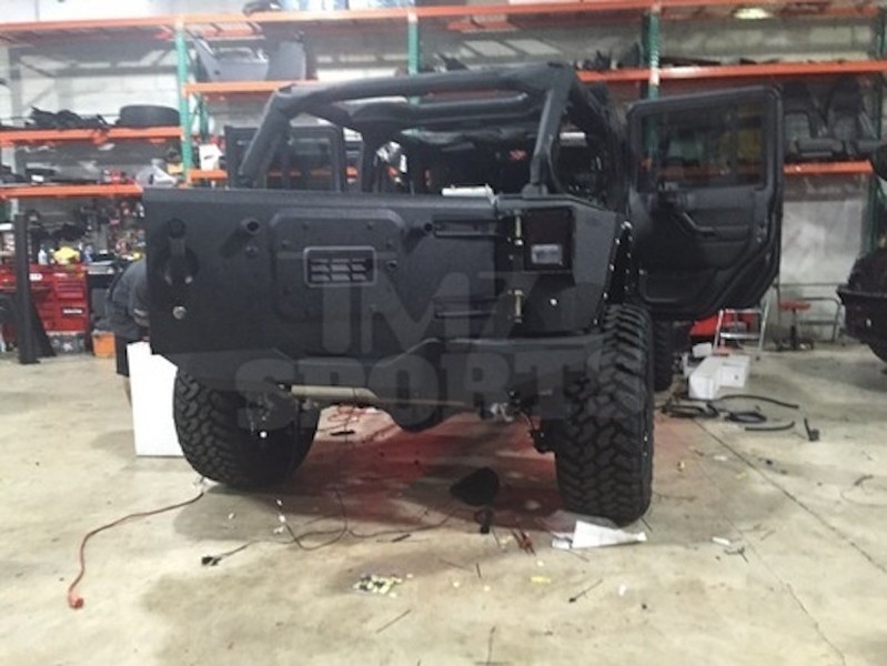 Trước chiếc xe mới này,  Floyd Mayweather đã từng sở hữu một chiếc Jeep khác. Tuy nhiên chiếc xe này cùng với 1 chiếc Rolls-Royce và 2 chiếc Bentley khác đã bị "thiêu rụi" khi rơ-mooc chở chúng bị cháy vào hồi đầu tháng.