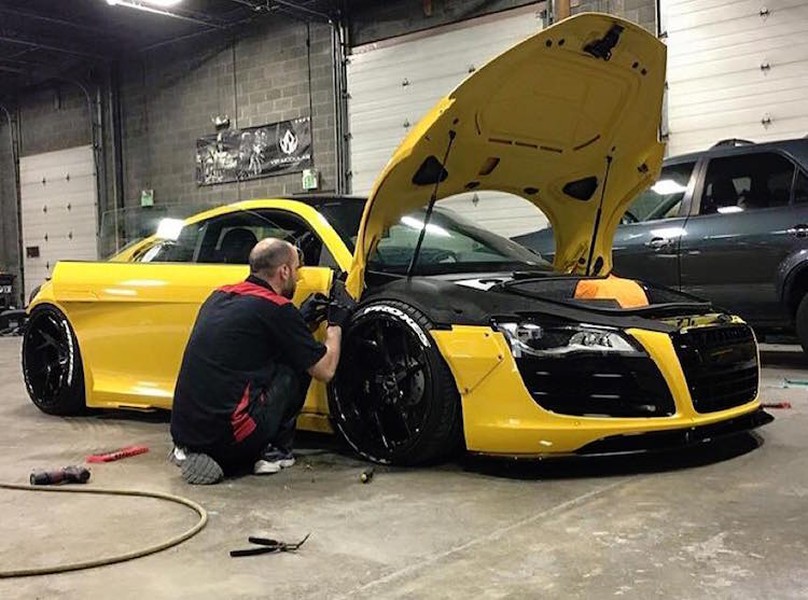 Hiện tại, một chiếc  siêu xe Audi R8 màu vàng hiện đang được đối tác của Liberty Walk "mổ xẻ" để lắp bộ widebody mới, được thiết kế riêng cho chiếc xe.