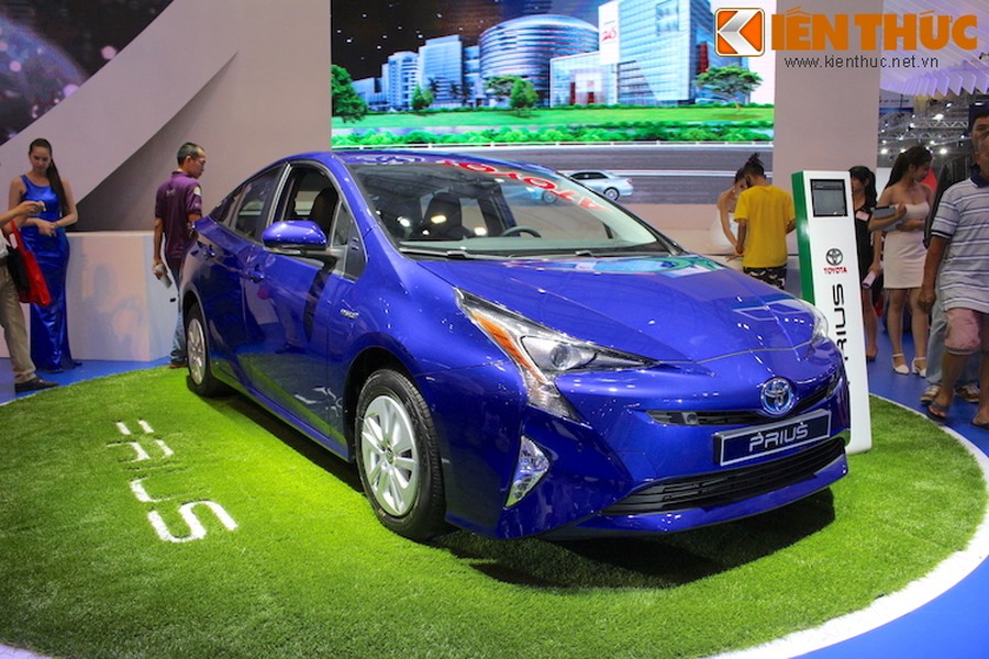  Toyota Prius là mẫu hatchback cỡ trung, được ra mắt lần đầu vào năm 1997 tại Nhật. Prius chính là mẫu xe với hệ động lực kết hợp giữa xăng - điện (hybrid) đầu tiên được sản xuất hàng loạt trên Thế giới.