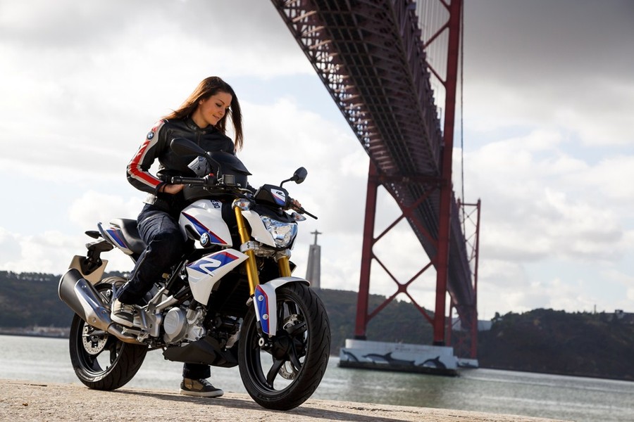 So với mẫu concept Stunt G 310 được BMW ra mắt vào tháng 10, chiếc naked bike giá rẻ sản xuất hàng loạt mang tên  BMW G310R không có sự khác biệt nhiều về thiết kế.