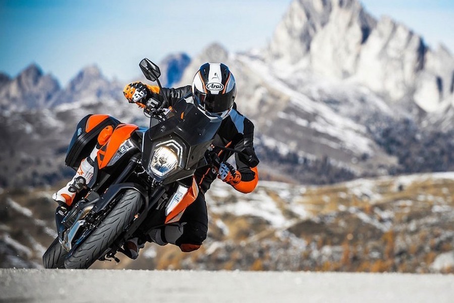 Giống như những chiếc xe khác thuộc dòng Duke nói riêng và KTM nói chung, mẫu sport touring  1290 Super Duke GT mới có thiết kế sắc sảo cùng với đèn pha đặt dọc.