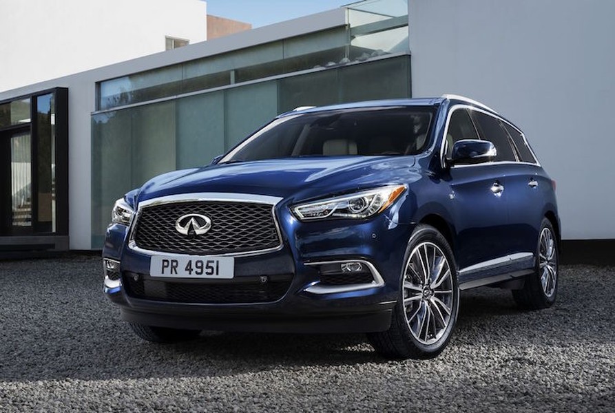 Điểm thay đổi dễ nhận ra nhất trên  Infiniti QX60 bản 2016 là phần đầu nâng cấp nhẹ, bao gồm đèn pha xenon kèm đèn LED ban ngày mới cùng đèn sương mù có viền mạ chrome.