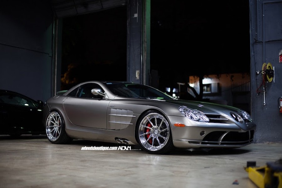 Lần đầu tiên  Mercedes SLR McLaren xuất hiện trước công chúng là vào năm 1999 dưới dạng concept và có tên gọi Vision SLR. Lúc đó Mercedes vẫn đang nắm tới 40% cổ phần của McLaren và đang hợp tác cùng hãng siêu xe Anh trong giải Công thức 1.