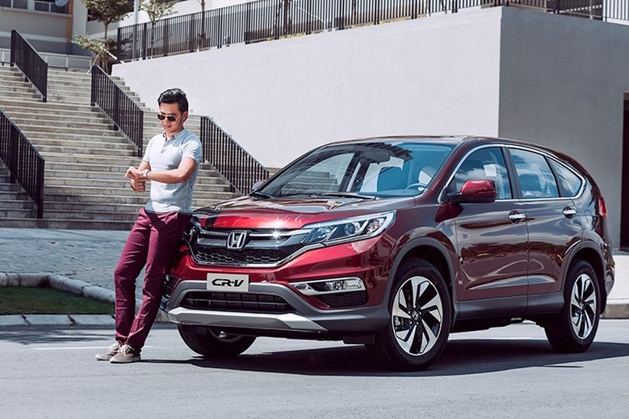 10 - Honda CR-V: 4533 xe. "Mở màn" cho danh sách  top 10 mẫu ôtô bán chạy nhất Việt Nam năm 2015 là mẫu crossover CR-V của Honda. Bước lên vị trí thứ 10 từ thứ 13 của năm ngoái, CR-V chỉ kém đối thủ lớn nhất là Mazda CX-5 235 xe.