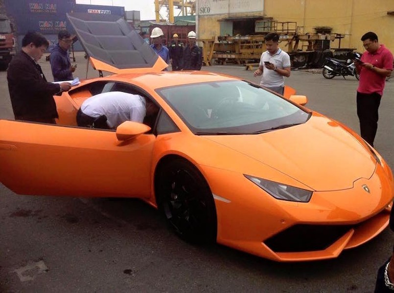 Trong 2 ngày 15 và 16 tháng 1, đã có lần lượt 3 chiếc  siêu xe Lamborghini Huracan được đưa về Việt Nam. Điều đặc biệt hơn, lần này 3 chiếc xe đã được chia đều ra cả 3 miền Bắc - Trung - Nam của đất nước.