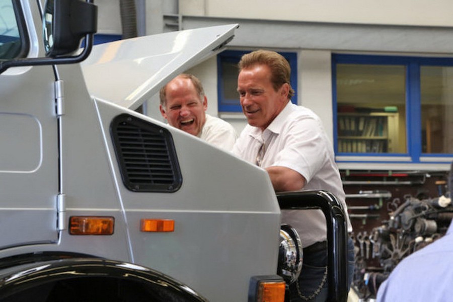 Cách đây vài năm, diễn viên Arnold Schwarzenegger đã mua một cặp  xe tải "khủng" Mercedes Unimog. Tuy nhiên vào tháng 5/2014, ông đã bán một trong hai chiếc xe và hiện đang rao bán nốt chiếc còn lại, có lẽ vì kích thước cực lớn của nó.