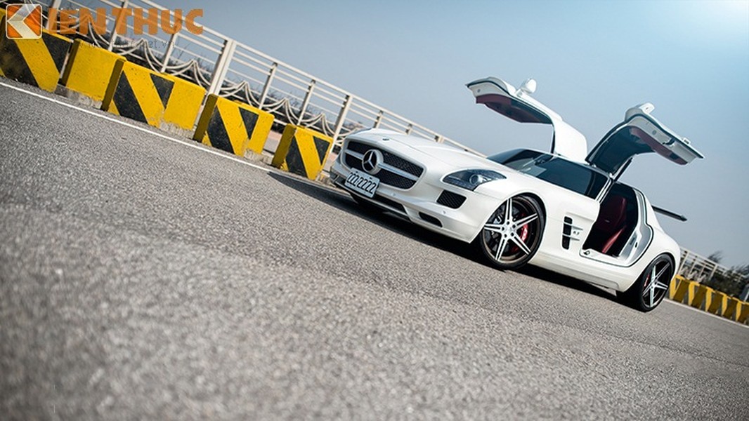  Mercedes SLS AMG nguyên bản với màu trắng ngọc trai, phần ca pô dài và thể thao, hệ thống cửa mở dạng cánh chim.