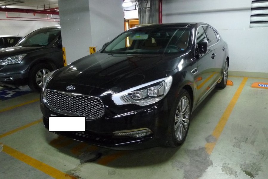 Chiếc  xe sedan Kia Quoris hạng sang cao cấp(có tên gọi K9 tại Hàn Quốc) với số km quãng đường đã lăn bánh 2000 km được một chủ nhân rao bán với giá lên tới 2,5 tỷ đồng. Trong khi đó, tại thời điểm ra mắt và công bố giá tại Việt Nam, Kia Quoris (K9) có giá bán lên tới 2,7 tỷ đồng.