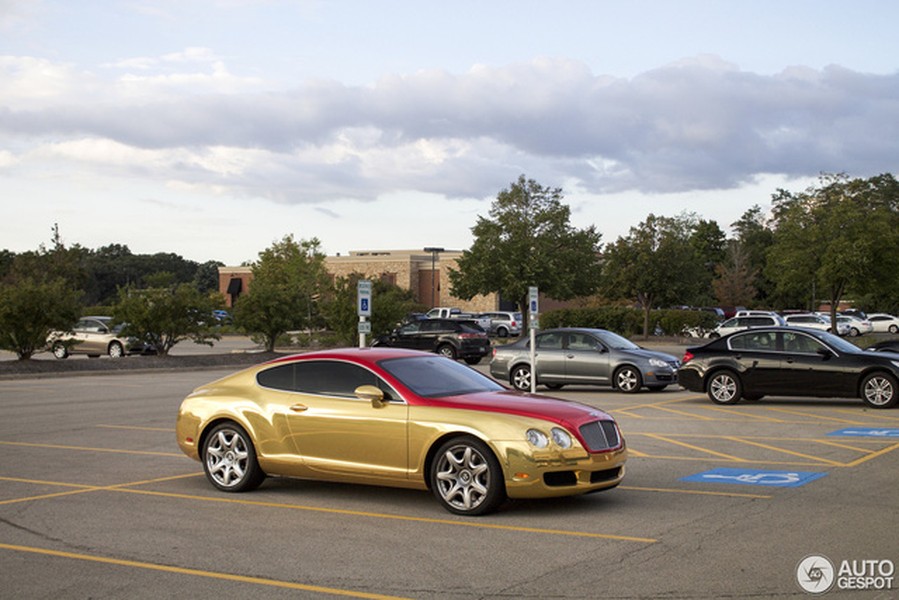 Mới đây hình ảnh về chiếc  siêu xe sang Bentley Continental GT xuất hiện trong một bãi đỗ ở Deer Park, bang Illinois, Mỹ thu hút sự quan tâm của những tín đồ yêu xe trên toàn thế giới.