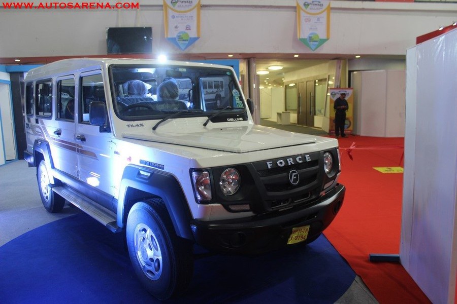 Force Motors vừa ra mắt tới công chúng tại Ấn Độ chiếc SUV Force Trax Cruiser Deluxe của thông qua triển lãm Prawaas 2017 Autoshow diễn ra vào tháng trước. Ở cái nhìn đầu tiên, ngoại hình của xe khá giống với “ông vua địa hình”  Mercedes-Benz G63 AMG.