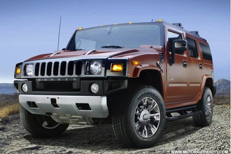 Những chiếc  xe ôtô SUV Hummer ban đầu có tên gọi là Humvee, là mẫu xe quân sự của AM General- hãng xe đến từ Mỹ. Những chiếc xe từ hãng này được phục vụ cho quân đội Israel, với tên gọi chính vì thế chúng mang tên riêng của họ: Hammer Memugan.