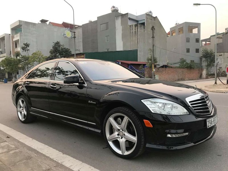 Chiếc  xe sang Mercedes S63 AMG đời 2011 từng rất nổi tiếng khi mới ra mắt và có giá đắt đỏ trên chục tỷ nay được chủ nhân rao bán với giá khá rẻ chỉ 2 tỷ đồng khiến nhiều người bất ngờ.