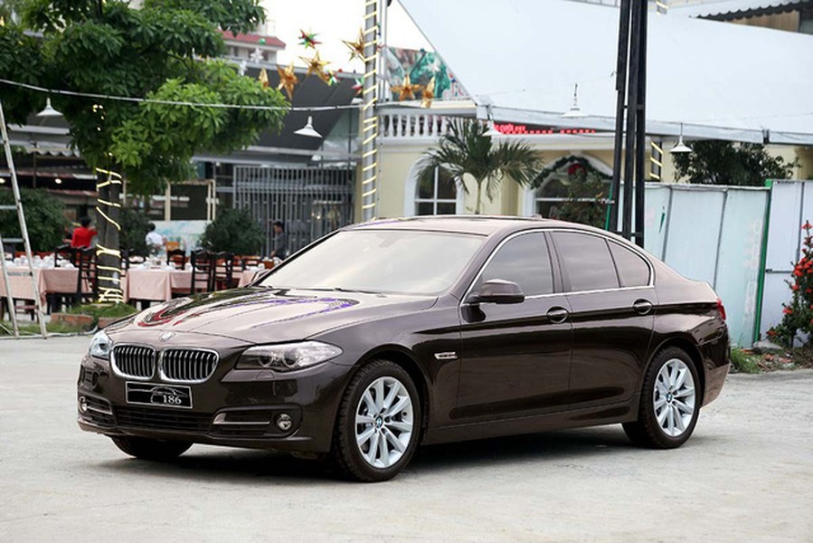 Sau hơn 1 năm sử dụng, chiếc  xe sang BMW 520i lăn bánh tổng cộng 13.000 km được chủ nhân ở Sài Gòn rao bán với giá 1,68 tỷ đồng rẻ hơn đến 600 triệu đồng so với mức giá mua mới khoảng hơn 2,3 tỷ đồng.