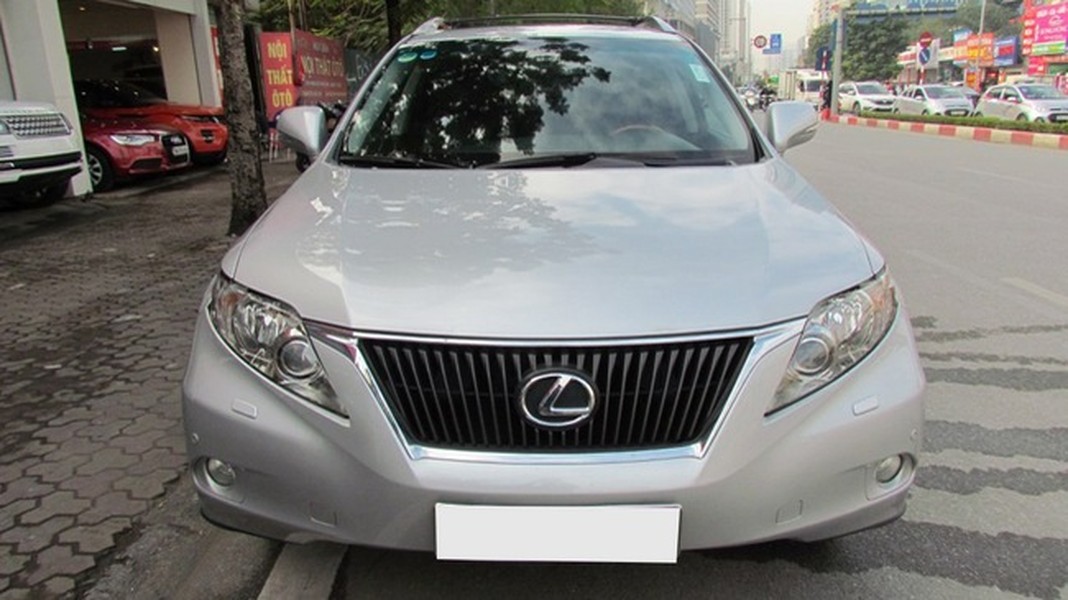 Chủ nhân bán xe ở Hà Nội cho biết, chiếc  xe sang Lexus RX350 sản xuất 2011 màu bạc nhập khẩu mang tên cá nhân sử dụng đi ít và giữ gìn cẩn thận nên còn rất đẹp.