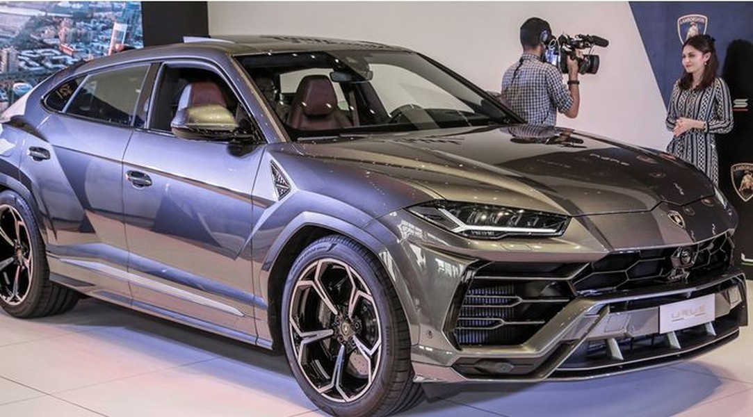 Chưa tính đến trang bị đặt thêm và các lại thuế phí nhưng mức giá của  siêu SUV Lamborghini Urus vừa ra mắt tại thị trường Malaysia đã lên đến 255.000 USD( khoảng hơn 5,8 tỷ đồng).