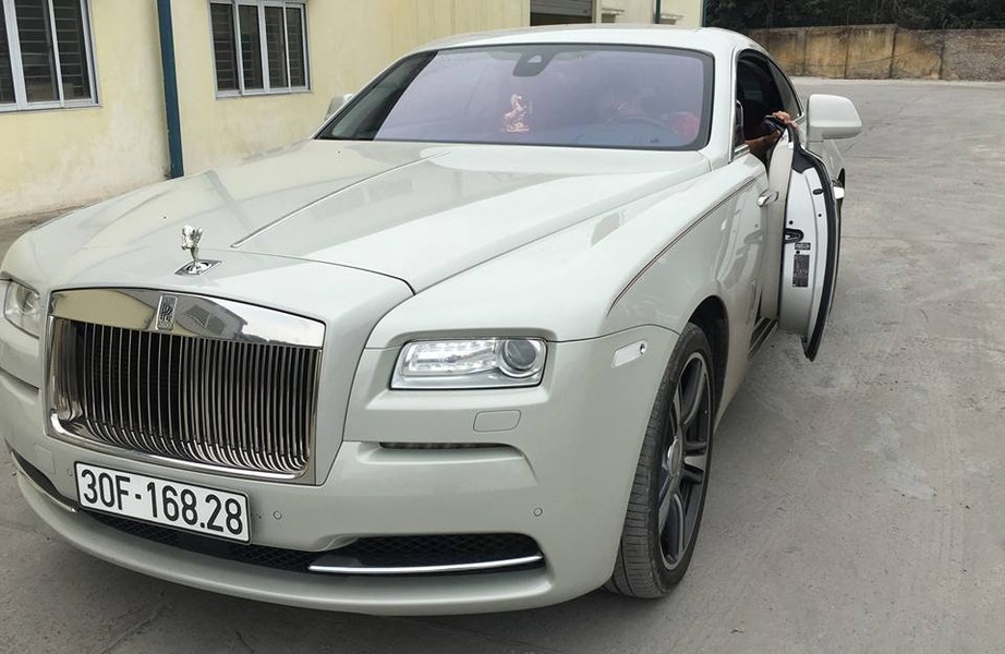 Chiếc  xe siêu sang Rolls-Royce Wraith màu trắng do một đơn vị nhập khẩu tư nhân đưa về nước vào tháng 2/2018 đến nay đã được chủ nhân ở Hà Nội hoàn thiện thủ tục cho ra biển số.