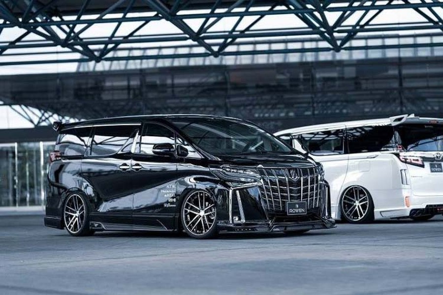 Với gói độ vỏ này,  Toyota Alphard 2018 sẽ được sự nâng cấp toàn diện về ngoại thất bao gồm mui front spoiler, ốp bên hông hai bên xe, ba-bô-lê (side skirt) bằng nhiều loại chất liệu và lớp sơn khác nhau.