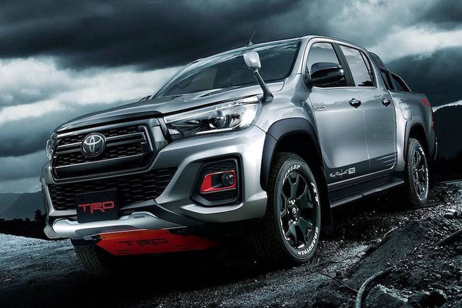 Loạt phụ kiện TRD Black Rally Editio tới từ bộ phận TRD đã khiến chiếc  bán tải Toyota Hilux 2019 vốn đã mạnh mẽ nay càng trở nên uy lực và nam tính.