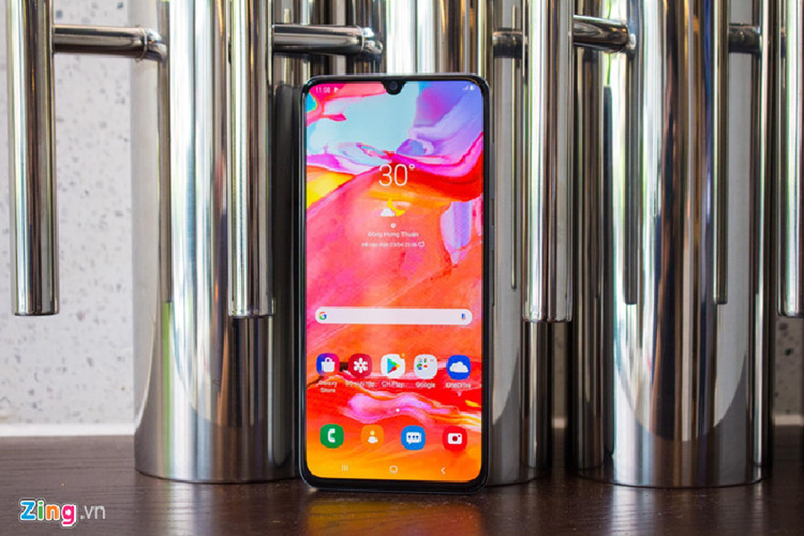  Điện thoại Galaxy A70 đang được giảm 1,3 triệu đồng, còn 7 triệu đồng. Chương trình áp dụng tại một số hệ thống. Bên cạnh màn hình lớn 6,7 inch, model này còn sở hữu viên pin dung lượng 4.500 mAh, hỗ trợ công nghệ sạc nhanh 25 W. Đây là một trong những sản phẩm hiếm hoi trong phân khúc được trang bị cảm biến vân tay trong màn hình. Nhược điểm của Galaxy A70 đến từ mặt lưng nhựa giả kính mang đến cảm giác cầm nắm không thật sự cao cấp. 