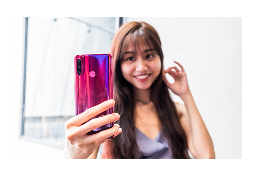 Honor 20 Lite (5 triệu đồng) là  smartphone giá rẻ đầu tiên của Honor được trang bị camera selfie có độ phân giải lớn 32 MP, tích hợp tính năng làm đẹp nhiều cấp độ. Model này sở hữu hệ thống 3 camera sau, bao gồm 24 MP, 2 MP và 8 MP cho khả năng chụp ảnh khá tốt. Nhược điểm của model này đến từ mặt lưng nhựa, cho cảm giác cầm nắm không thật sự cứng cáp.        