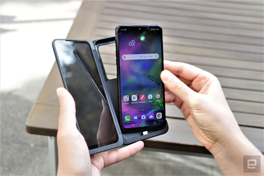 LG G8X ThinQ - là mẫu  smartphone mới ra mắt hỗ trợ một phụ kiện đặc biệt chứa phần màn hình thứ 2 cho phép máy trở thành thiết bị di động 2 màn hình có thể gập lại thông qua bản lề ở giữa. Cả 2 phần màn hình đều có kích thước 6,4 inch, độ phân giải Full HD+, tỷ lệ 19,5:9 và sử dụng tấm nền OLED. Hiện tại, mức giá cùng ngày bán ra chính thức của chiếc điện thoại này vẫn chưa được tiết lộ.