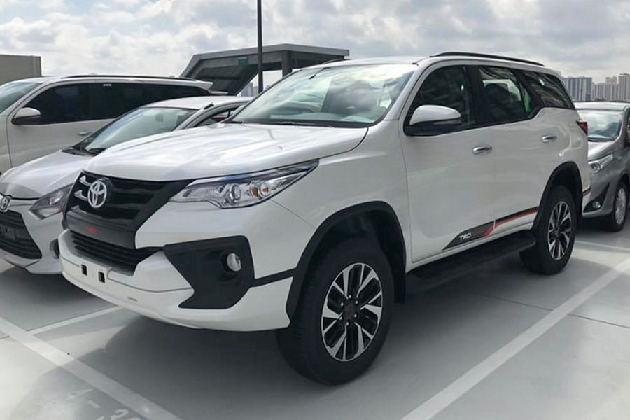  Toyota Fortuner 2.7 4x2 AT TRD mở ra một lựa chọn mới dành cho khách hàng Việt đang quan tâm phiên bản máy xăng, số tự động 1 cầu của Fortuner. Về cơ bản, Fortuner 2.7 4x2 AT TRD không khác biệt so với Fortuner 2.7AT 4x2.