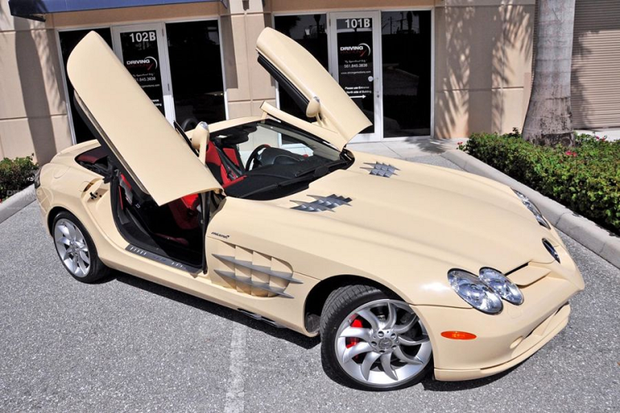 Theo quảng cáo bán hàng của eBay, chiếc  xe Mercedes SLR McLaren 2009 mui trần "hàng hiếm" màu be này được trang bị động cơ siêu nạp V8 dung tích 5.4 lít, và nó mới chỉ chạy được 11.743 km, một con số rất ít so với quãng thời gian 10 năm.