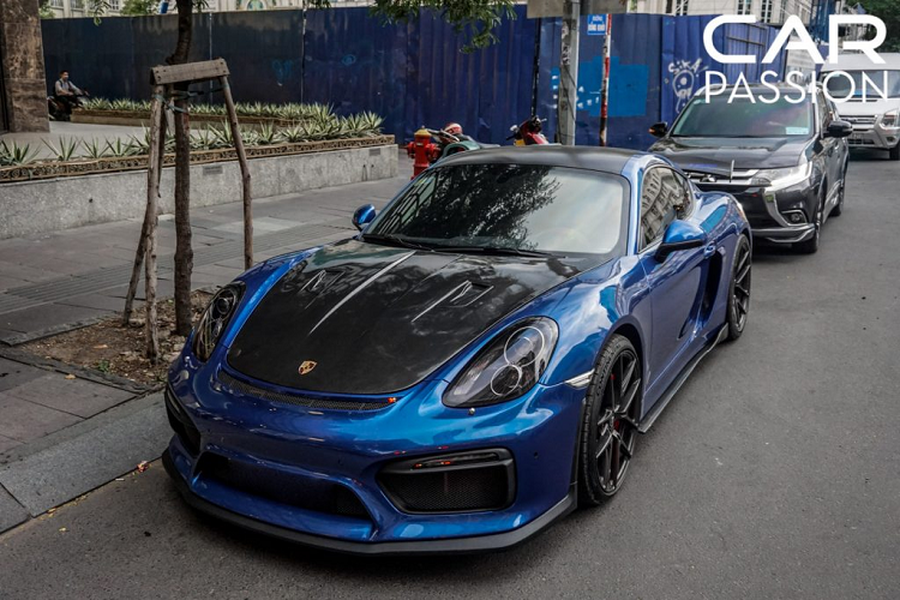 Mẫu xe  Porshce Cayman GT4 mới là phiên bản nâng cấp mạnh mẽ dành cho chiếc xe thể thao có thiên hướng dành cho phái nữ này, bên cạnh phần ngoại thất được thay đổi, khối động cơ 6 xi-lanh cũng được tinh chỉnh lại để khiến bạn phải giật mình mỗi khi xe tăng tốc cũng như cảm giác mỗi khi xe vào cua là vô cùng ấn tượng.