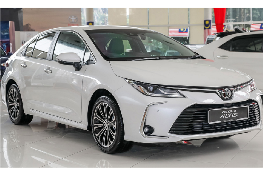 Nhà phân phối Toyota tại Malaysia – UMW Toyota Motor đã bắt đầu phân phối Corolla Altis thế hệ mới vào tuần trước. Tại Malaysia, Corolla Altis thế hệ mới được nhập khẩu (CBU) trực tiếp từ Thái Lan và phân phối với 02 phiên bản gồm: 1.8E và 1.8G với mức giá từ 128.888 – 136.888 RM (tương đương 717 – 762 triệu VNĐ). Đây là những hình ảnh chi tiết về  Toyota Corolla Altis 2019 mới bản 1.8G phiên bản cao cấp nhất.