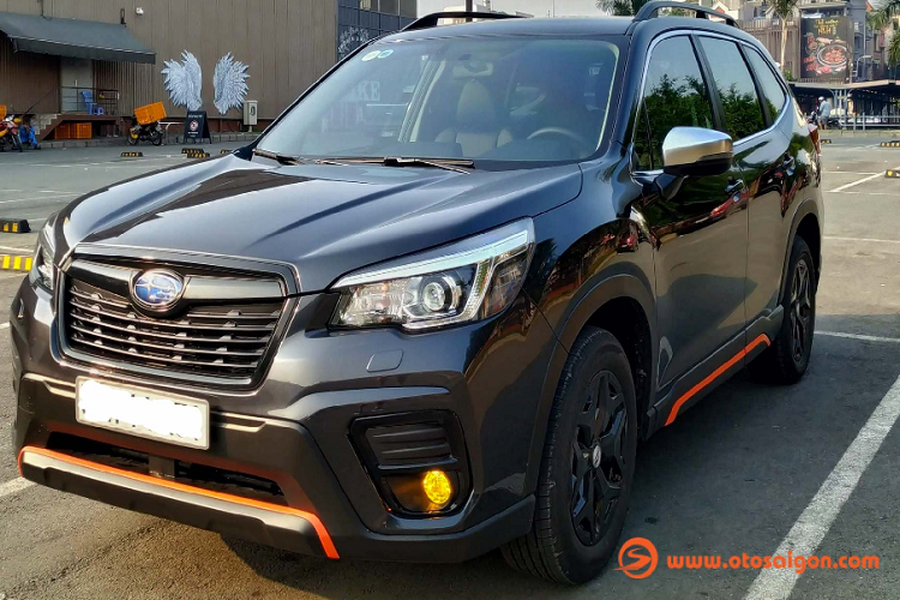 Mới đây, chủ nhân của chiếc  Subaru Forester 2019 mới đã quyết định thay đổi diện mạo cho chiếc SUV của mình. Cụ thể, ngoại thất của xe đã được sửa đổi, bắt đầu từ viền lưới tản nhiệt và viền đèn sương mù bên dưới được dán decal màu đen đẹp mắt thay cho crôm nguyên bản.