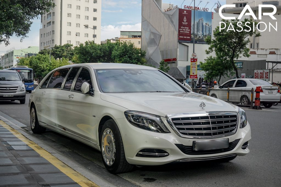 Tính đến thời điểm hiện tại, tại Việt Nam chỉ có 2 chiếc  xe siêu sang Mercedes-Maybach S600 Pullman với hai màu trắng và đen, bộ đôi “hắc bạch công tử” hiện đang định cư tại Sài Gòn và Hà Nội, trong đó chiếc màu trắng xuất hiện trong bài viết là chiếc đầu tiên được mang về nước.