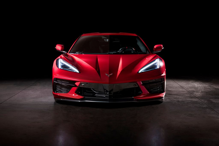 Với mã số VIN 001, chiếc  Corvette Stingray 2020 mới đầu tiên sẽ được trang bị gói hiệu năng Z51. Xe sẽ được trang bị cản trước thể thao, cánh lướt gió phía sau và tất nhiên không thể thiếu hệ thống ống xả hiệu suất lớn.