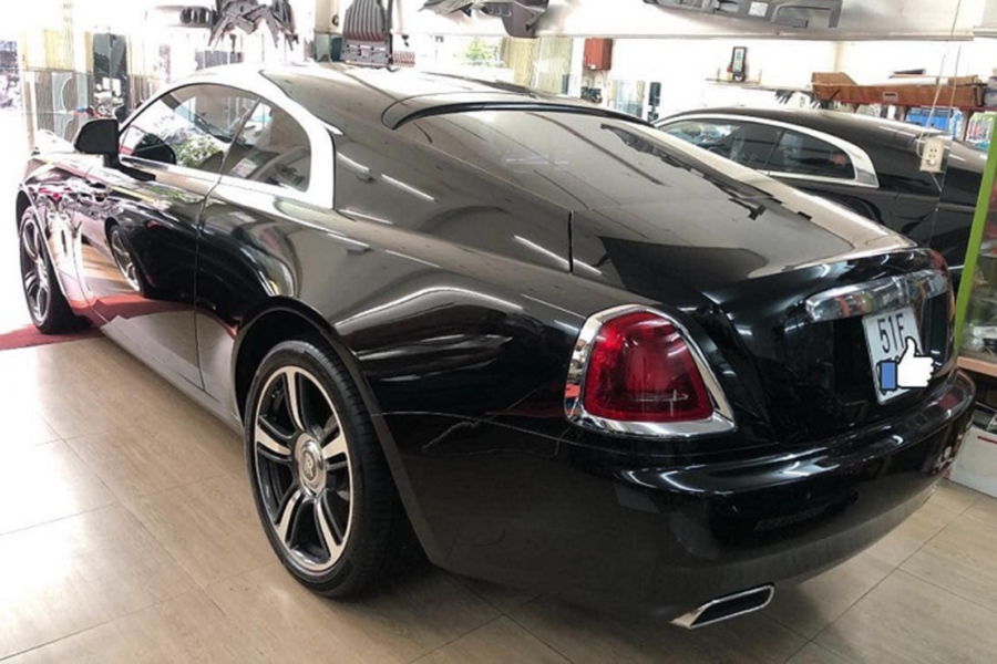 Sau khoảng hai ngày thi công bộ áo cá nhân hoá với hai màu sơn là xanh Salamanca và trắng English cho chiếc  xe siêu sang Rolls-Royce Wraith, giới mê xe đã "tóm gọn" chiếc Coupe siêu sang này khi đỗ trên đường phố Sài thành.