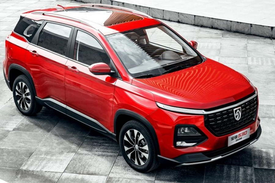 Những thay đổi ở mẫu  xe Baojun 530 2020 mới về mặt thiết kế ngoại thất bao gồm thiết kế lưới tản nhiệt được cập nhật, đèn pha LED mỏng hơn và dài hơn, bên cạnh cản trước mới được sửa đổi nhẹ hàng thể thao hơn. Chưa dừng lại đó, ‘’dàn chân’’ xe cũng được nâng cấp với bộ mâm thể thao và năng động hơn.