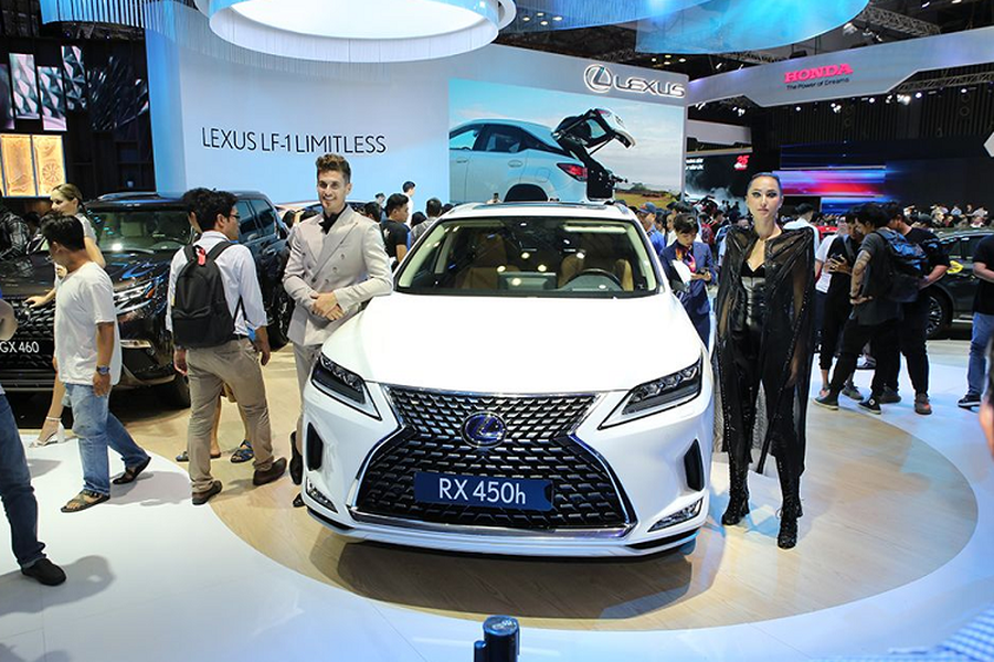 Trong khuôn khổ triển lãm ô tô Việt Nam - Vietnam Motor Show 2019 đang diễn ra tại TP HCM, thương hiệu xe sang Lexus Nhật Bản đã cùng lúc giới thiệu 3 mẫu xe mới tới các khách hàng trong nước, bao gồm bản Concept LF-1 Limitless, mẫu SUV GX 460 và phiên bản nâng cấp của mẫu crossover ăn khách là  Lexus RX 450h 2020 mới.