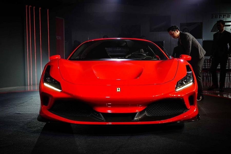 Vào tối hôm qua, ngày 7/11/2019 vừa qua, giới nhà giàu Thái Lan đã được giới thiệu  siêu xe Ferrari F8 Tributo. Chiếc xe ra mắt ở Thái Lan cũng chính là mẫu xe Ferrari F8 Tributo trưng bày ở Việt Nam vào giữa tháng 10 vừa qua.