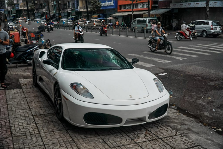 Chiếc  siêu xe Ferrari F430 này bất ngờ tái xuất đường phố sau thời gian dài nằm trong bộ sưu tập siêu xe khủng của ông chủ tập đoàn cafe Trung Nguyên. Giống với những chiếc xe khác trong bộ sưu tập này, chiếc xe mang trên mình màu áo trắng đặc trưng.