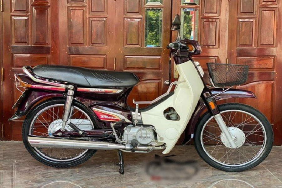 Chiếc  xe máy Honda Dream II Thái Lan "tem lửa" này theo chủ nhân chào bán, đã mua mới vào năm 2001. Trải qua khoảng 18 năm, chủ nhân của chiếc xe cho biết sử dụng khá ít chỉ khoảng 3,4 vạn km.