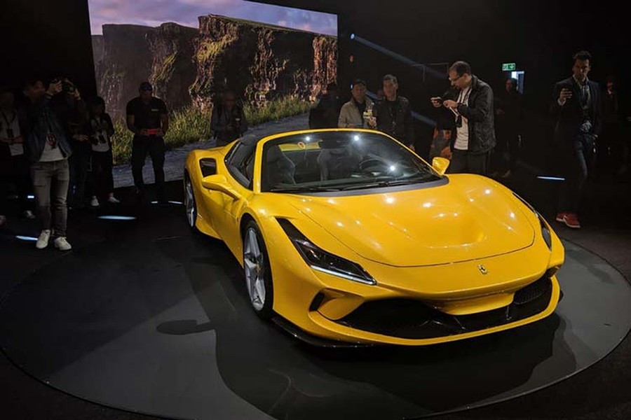 Tại sự kiện đặc biệt này, hãng siêu xe Ý đã mang đến chiếc  Ferrari F8 Spider mới màu vàng truyền thống (Giallo Modena) với mâm xe màu bạc, nhằm ra mắt những khách hàng thân thiết và tiềm năng nhất của mình.