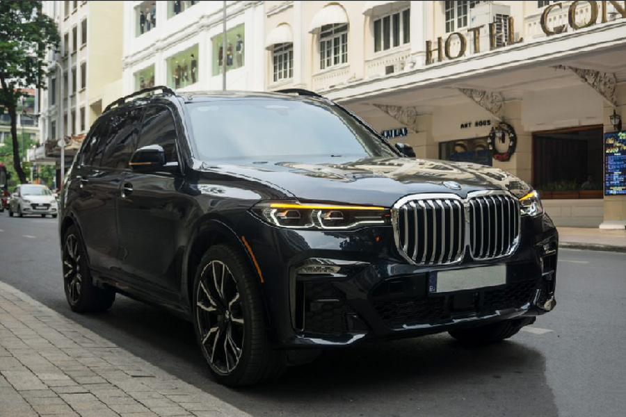 Chiếc  BMW X7 xDrive40i mới xuất hiện tại TP HCM này sở hữu gói trang bị M Sport khá hiếm tại Việt Nam, xe được nhập khẩu từ Mỹ thông qua một đại lí kinh doanh ôtô tư nhân có tiếng tại Hà Nội và vừa được bán về cho chủ nhân định cư tại Sài Gòn. Xe sở hữu màu sơn xanh đen ở ngoại thất kết hợp với nội thật bọc da màu kem sang trọng.