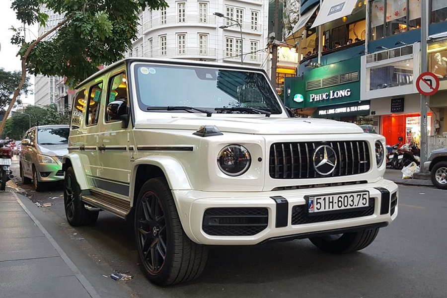 Mẫu  xe SUV Mercedes-AMG G63 Edition-1 2019 có lẽ đã là một cái tên không còn xa lạ gì với bất cứ dân yêu và mê xe Việt nào bởi diện mạo đầy nam tính, khoẻ khoắn và vô cùng hầm hố mà siêu phẩm này sở hữu. Tại TP HCM, số lượng mẫu G63 Edition-1 2019 đang lăn bánh là khoảng 7 chiếc, tuy nhiên, màu trắng là gam màu rất hiếm của mẫu SUV địa hình này ở Việt Nam.